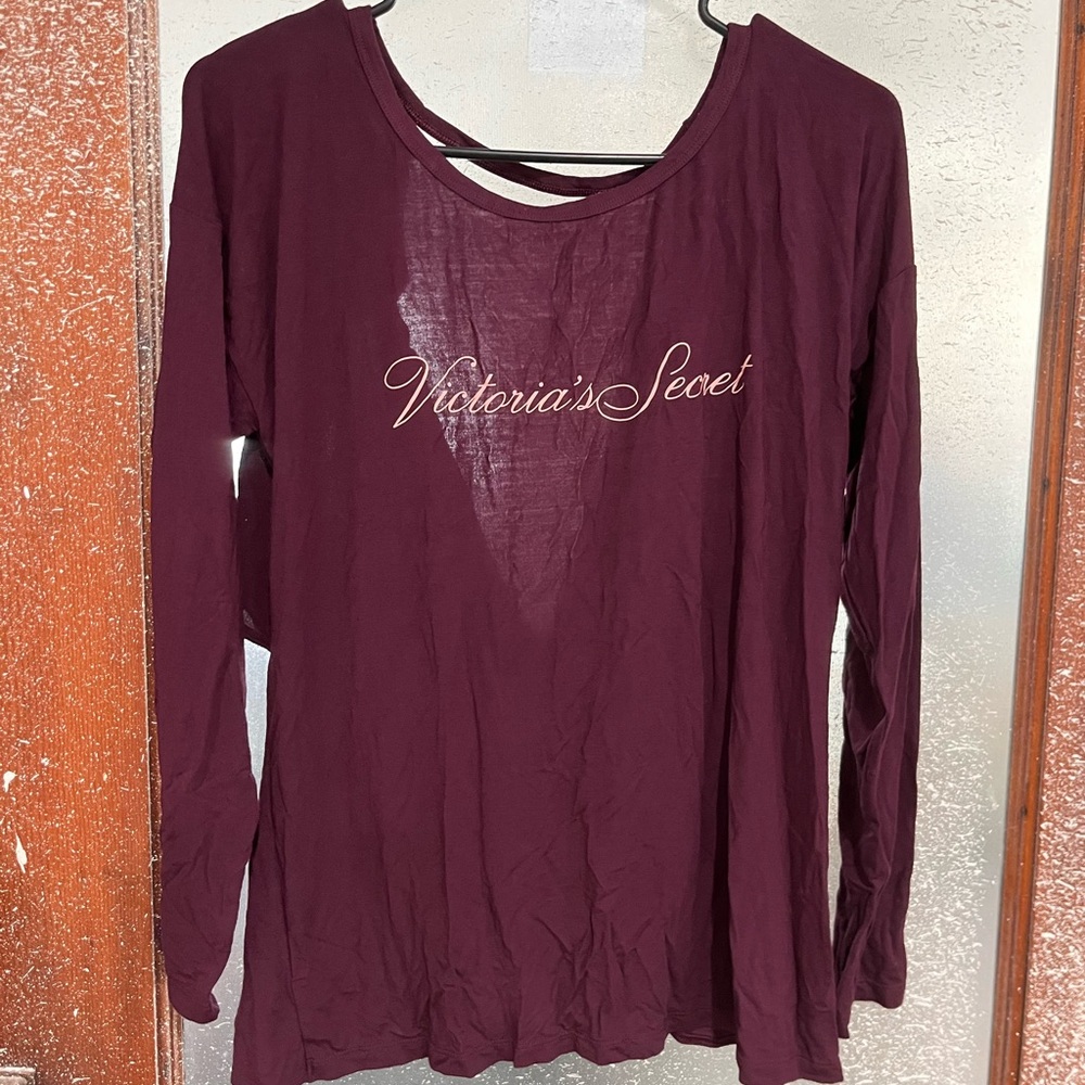 ⚪️⚫️🔴Victoria's Secret Deep Burgundy Long Sleeve Tee